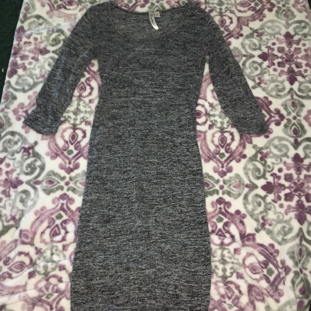 I’m selling a comfy grey body shaped dress